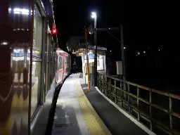 カーブした車体と車掌さん